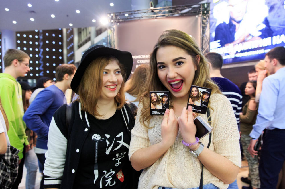 Мгновенные фотомагниты - уникальные мгновенные визитки на вашем промо-мероприятии, которые точно порадуют их обладателя и будут еще долго напоминать о вашей компании.  