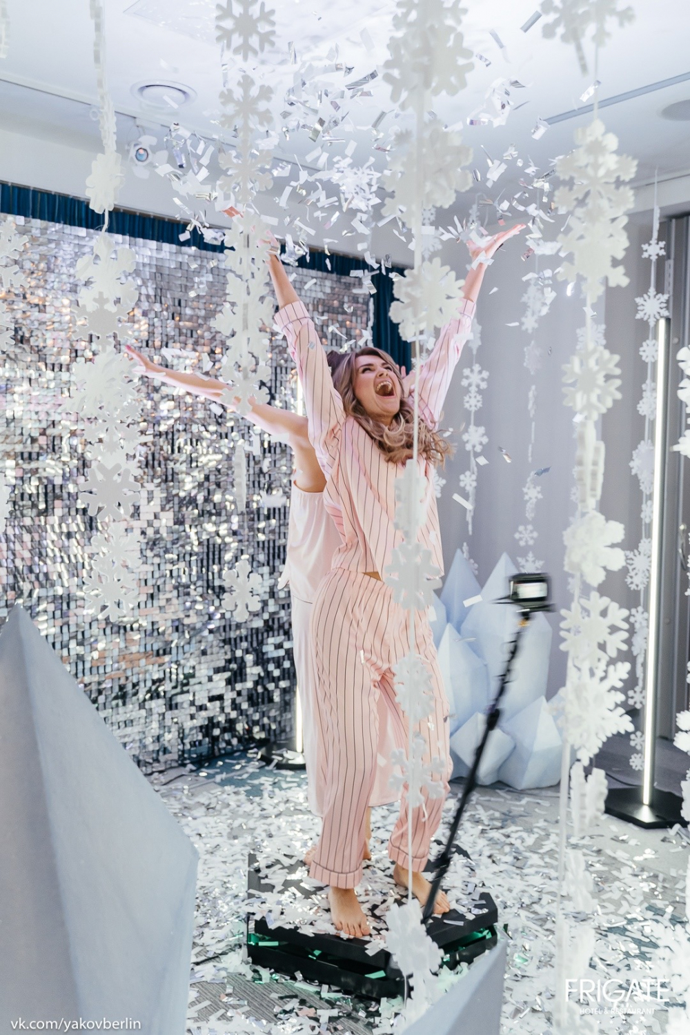 Видеоселфи 360  - создание уникального короткого видео для соцсетей с вашим логотипом прямо во время вашего мероприятия. 