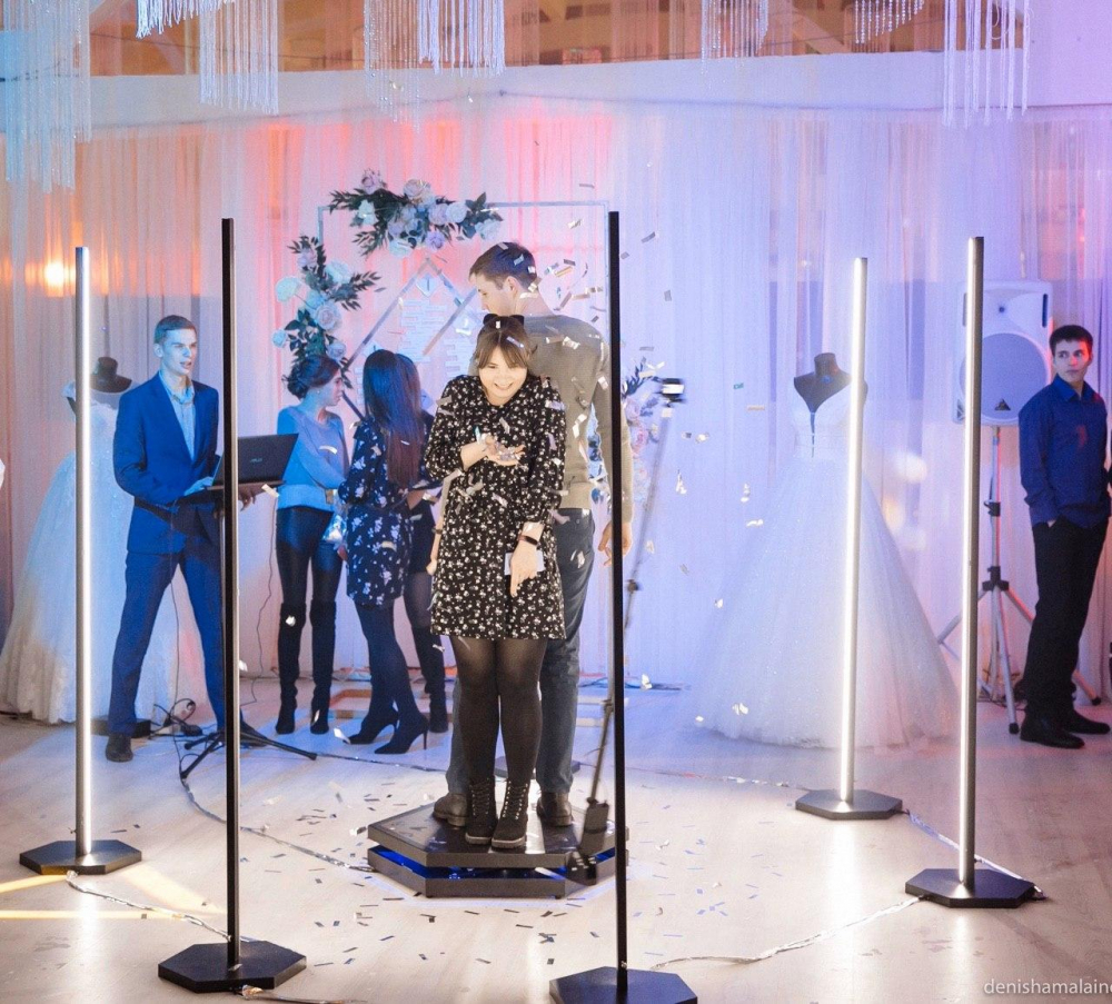 Подарите гостям вашего мероприятия классные короткие видео с их участием в главной роли. Такие видео моментально отправляются в соцсеть и рассказывают всем подписчикам о вашем событии. 