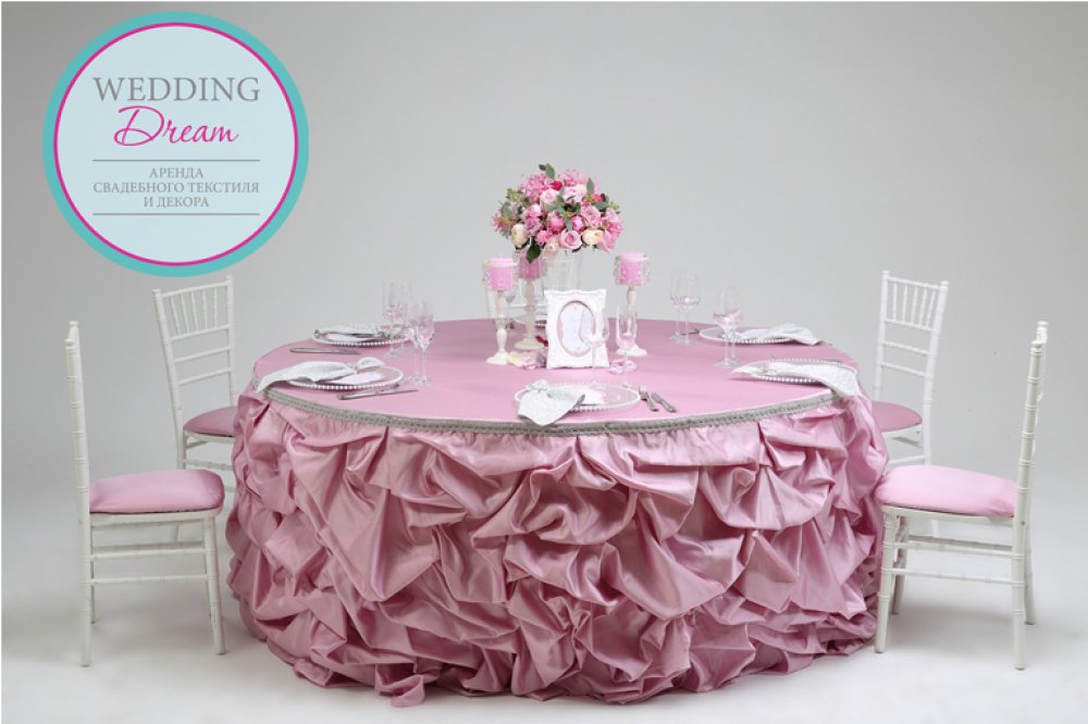 Стол с розовой скатертью. Стол со скатертью розового цвета. Скатерть розовая свадьба. Украшение круглого стола в розовом стиле.