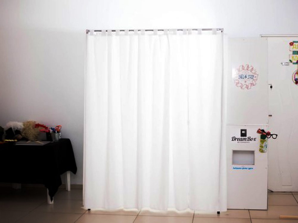 Так выглядит наша прекрасная фотобудка DreamBox!
Мы можем украсить и брендировать все ее элементы, от корпуса до программного обеспечения.