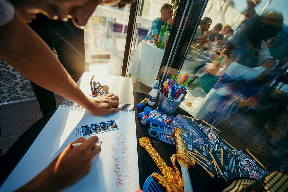 Фотобудка "DreamBox" станет прекрасным дополнением к вашему праздничному событию будь то свадьба, юбилей, презентация или корпоративный праздник.

Увлекательный процесс затянет как молодых, так и более взрослых гостей.