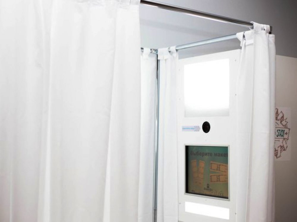 Так выглядит наша прекрасная фотобудка DreamBox!
Мы можем украсить и брендировать все ее элементы, от корпуса до программного обеспечения.