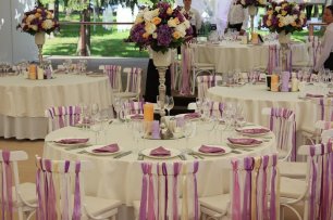 Оформление стульев в банкетном зале лентами