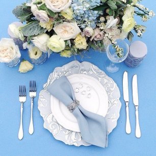 Сервировка стола в голубых тонах