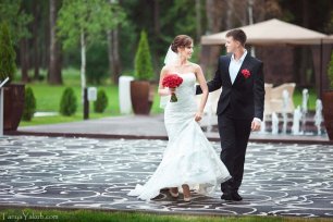 Жених и невеста на территории отеля