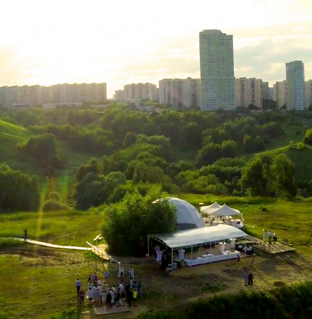 Богослужение на крылатских холмах. Кафе среда Крылатские холмы. Парк Крылатские холмы. Парк Крылатские Крылатские холмы. Москва парк Крылатские холмы среда.