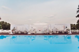 Место торжества у бассейна