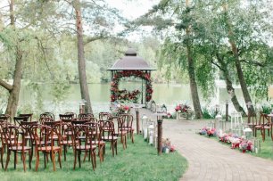 Место церемонии на берегу озера