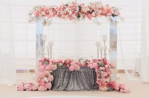 Президиус украшенный красивыми цветочными раннерами