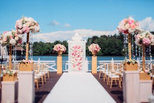 Роскошное гламурное оформление места свадебной церемонии
