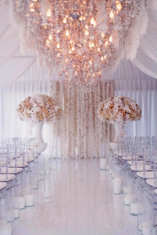 Шикарное цветочное оформление места свадебной церемонии