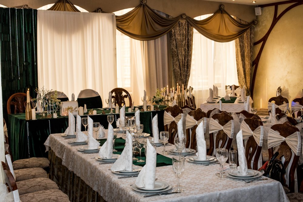 ЗОЛОТОЙ ЗАЛ ВМЕСТИМОСТЬ ДО 100 ГОСТЕЙ