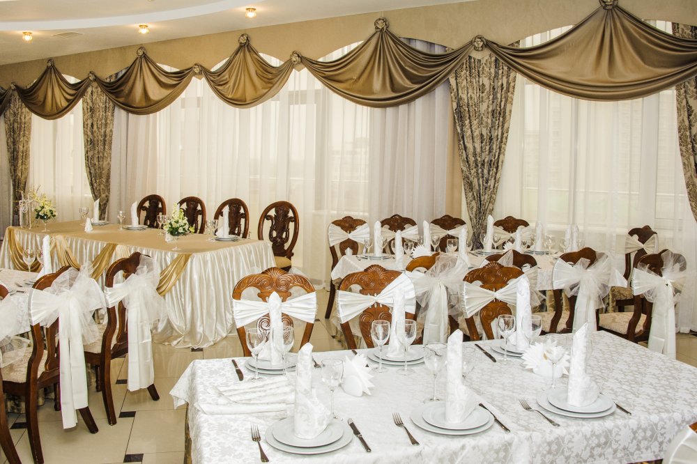 ЗОЛОТОЙ ЗАЛ ВМЕСТИМОСТЬ ДО 100 ГОСТЕЙ