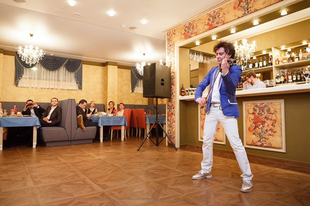 Леонид Жуковский с выступлением в ресторане "Барышня"