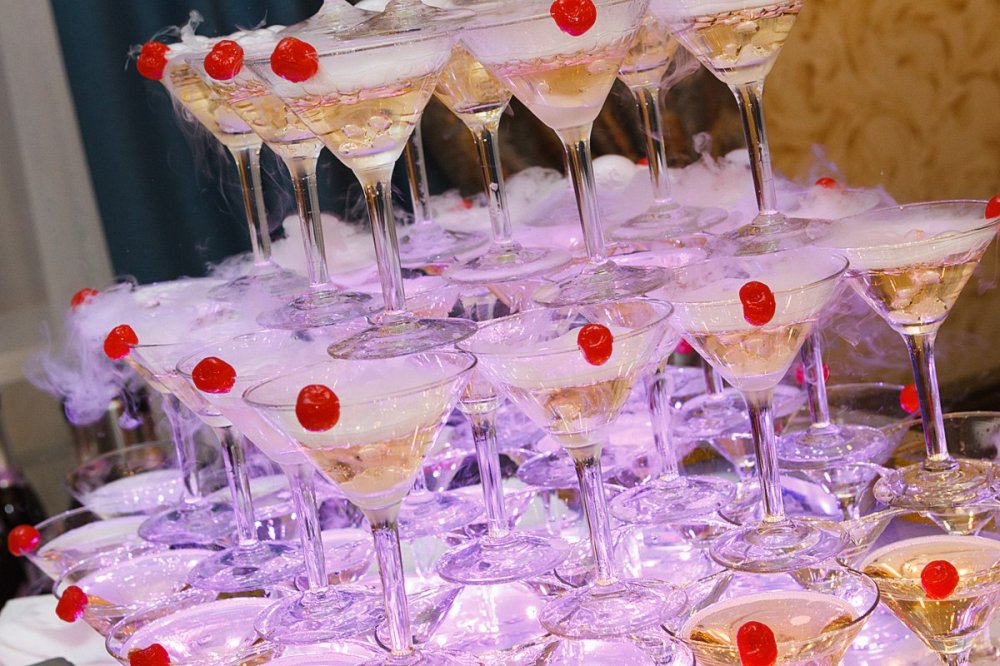 Пирамида из шампанского