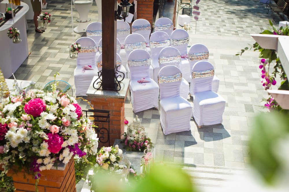 В стоимость аренды Площадки или Шатра входит вся необходимая мебель. Стулья в белых праздничных чехлах.