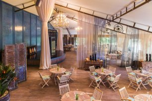 Место торжества: двери под старину, хрустальная люстра