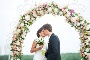 Нежная цветочная арка