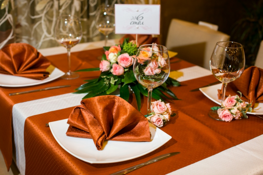 Пример сервировки и декора стола