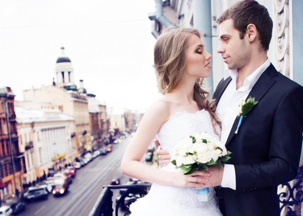 Вид из номера отеля "Астон" 4* - на красивый Владимирский проспект и собор! Молодоженам номер в подарок при заказе свадебного банкета в ресторане Villa Aston!