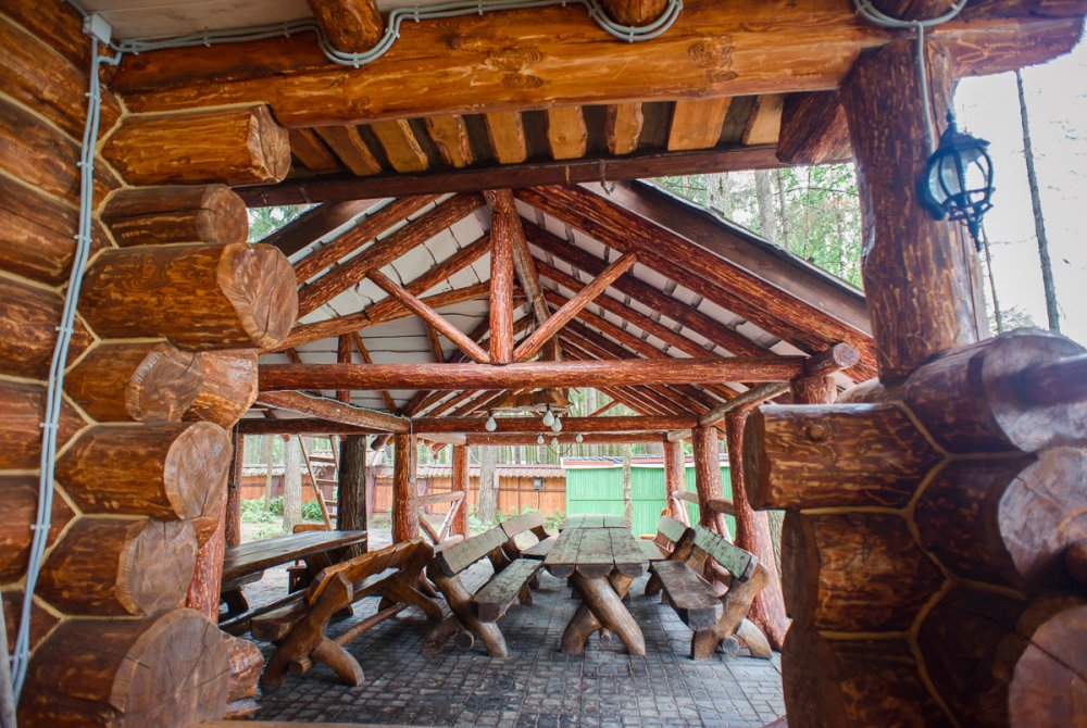 Летняя веранда с видом на озеро