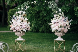 Оформление выездной церемонии живыми цветами