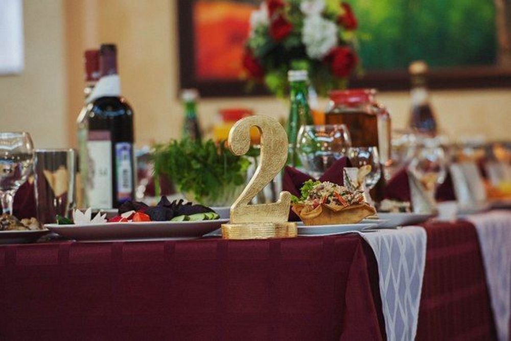 Гости занимают свои места согласно плану рассадки.