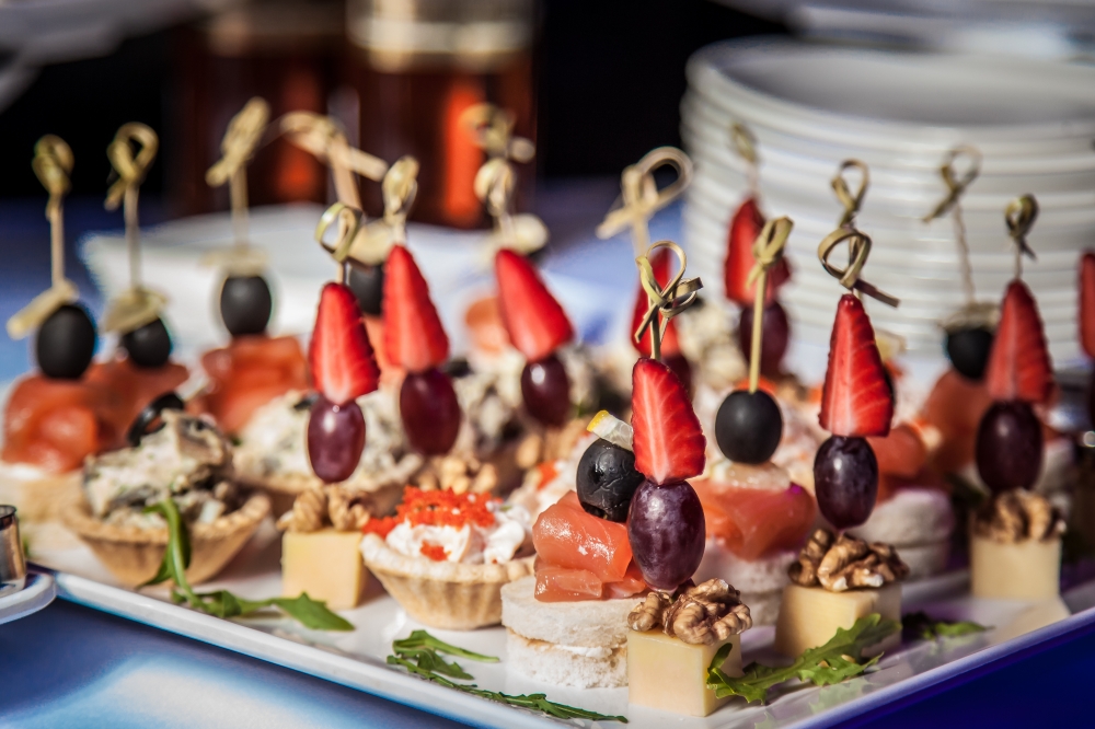 "Leningrad" - это уникальный комплекс, где есть все необходимое для отличного отдыха жителей мегаполиса .
На трех уровнях расположились караоке-зал, диско-клуб, вип-зал, ресторан и зимний сад с летней верандой.
Все залы функционируют круглый год.