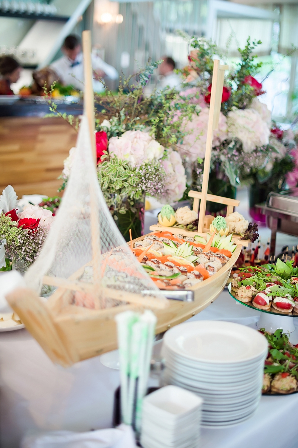 "Leningrad" - это уникальный комплекс, где есть все необходимое для отличного отдыха жителей мегаполиса .
На трех уровнях расположились караоке-зал, диско-клуб, вип-зал, ресторан и зимний сад с летней верандой.
Все залы функционируют круглый год.