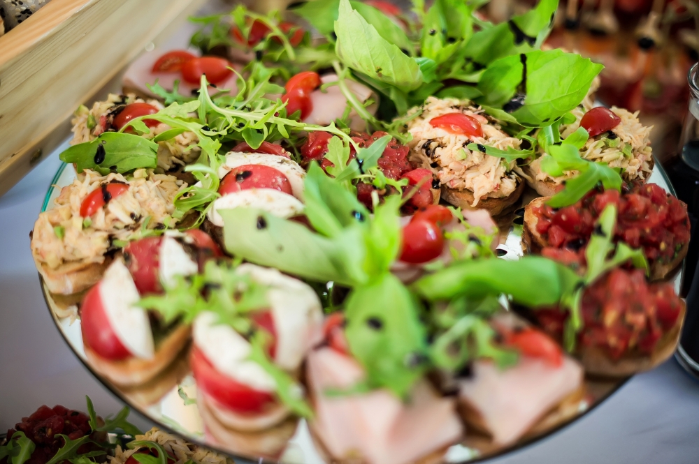 "Leningrad" - это уникальный комплекс, где есть все необходимое для отличного отдыха жителей мегаполиса .
На трех уровнях расположились караоке-зал, диско-клуб, вип-зал, ресторан и зимний сад с летней верандой.
Все залы функционируют круглый год.