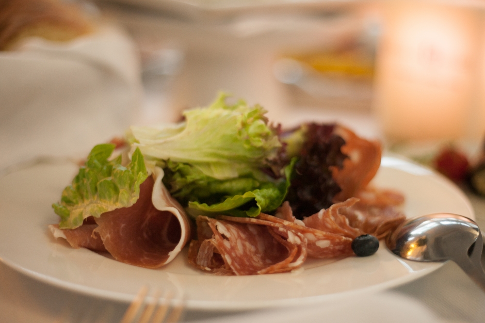 "Leningrad" - это уникальный комплекс, где есть все необходимое для отличного отдыха жителей мегаполиса .
На трех уровнях расположились караоке-зал, диско-клуб, вип-зал, ресторан и зимний сад с летней верандой.
Все залы функционируют круглый год.