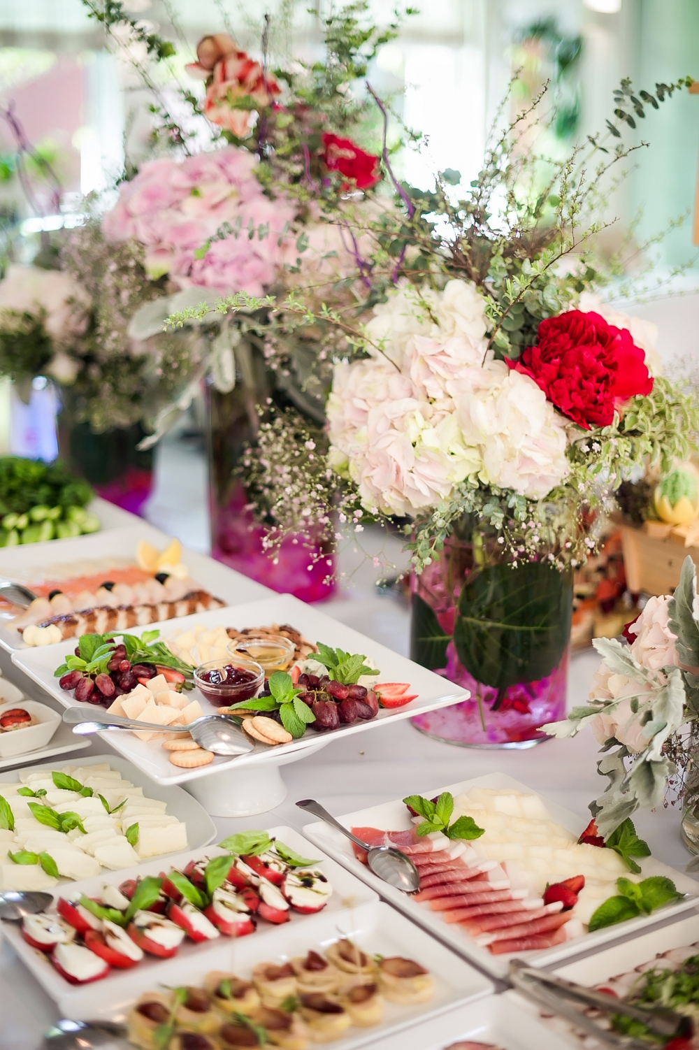 "Leningrad" - это уникальный комплекс, где есть все необходимое для отличного отдыха жителей мегаполиса .
На трех уровнях расположились караоке-зал, диско-клуб, вип-зал, ресторан и зимний сад с летней верандой.
Все залы функционируют круглый год.