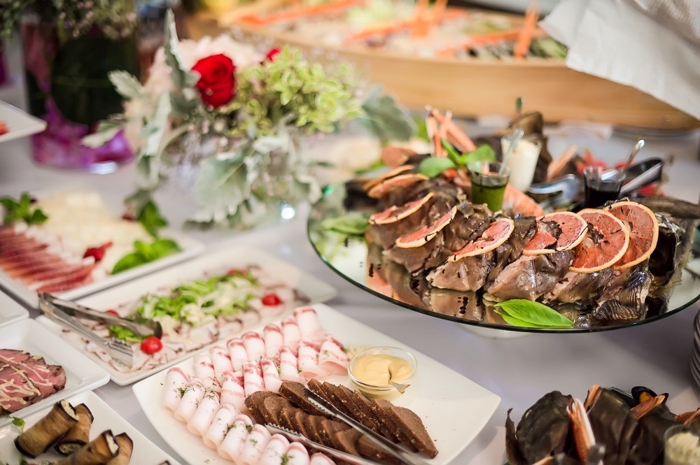 "Leningrad" - это уникальный комплекс, где есть все необходимое для отличного отдыха жителей мегаполиса .
На трех уровнях расположились караоке-зал, диско-клуб, вип-зал, ресторан и зимний сад с летней верандой.
Все залы функционируют круглый год.