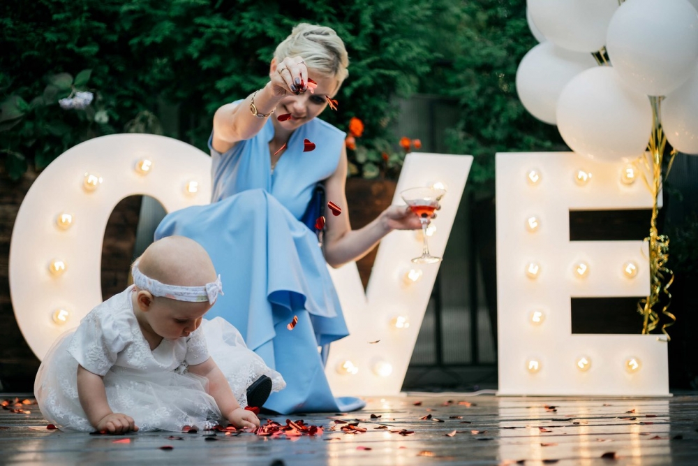 "Leningrad" - это уникальный комплекс, где есть все необходимое для отличного отдыха жителей мегаполиса .
На трех уровнях расположились караоке-зал, диско-клуб, вип-зал, ресторан и зимний сад с летней верандой.
Все залы функционируют круглый год.