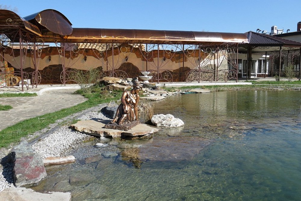 Озеро на территории