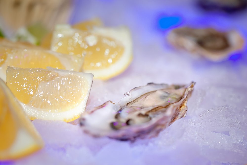 Эксклюзивная выкладка морепродуктов на лёд в подсвеченную и декорированную лодку приятно удивит гостей и задаст тон любому мероприятию