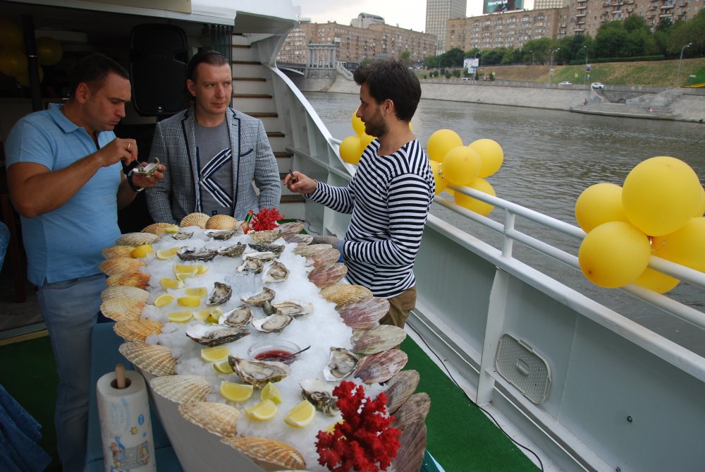 Занимает площадь стола и не требует дополнительного оборудования. Устричный бар может работать в любом месте: в ресторане, в офисе, дома или на даче