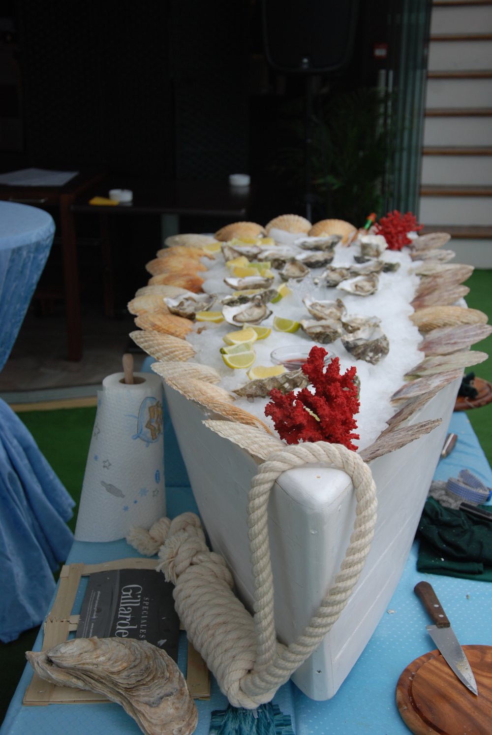 Мобильный устричный бар на прогулочном кораблике