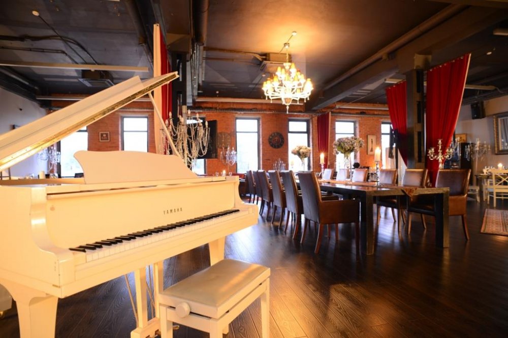 Зал Apartment идеален для мероприятий от 50 до 180 человек при банкетной рассадке.