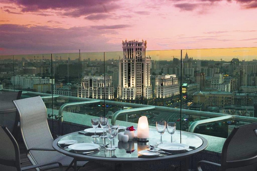 Незабываемый вечер в самом роскошном номере отеля – "Пентхаусе". Открытая терраса – прекрасное место для романтического вечера вдвоем.