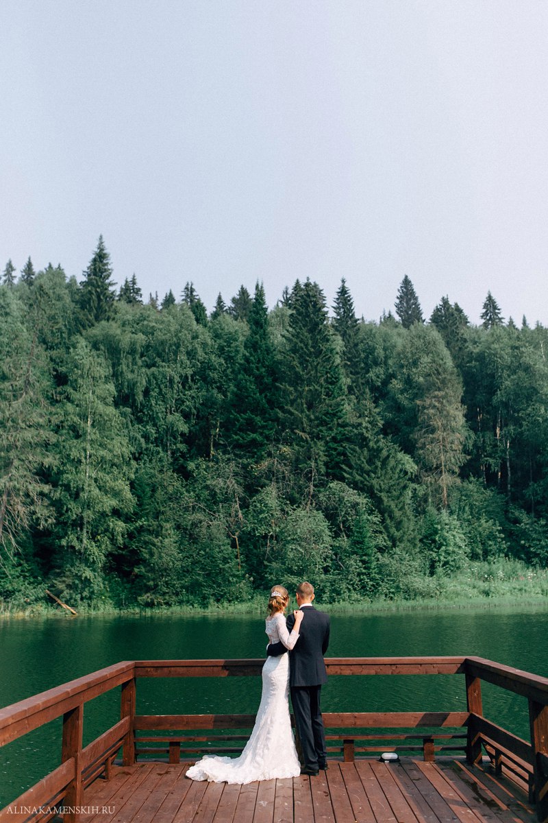 Молодожены на пирсе в Лесном шатре