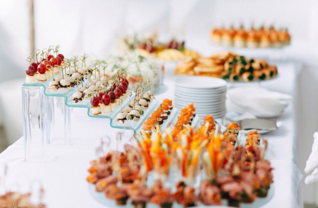 выездное обслуживание на свадьбе, станция с закусками, БОН КЕЙТЕРИНГ WEDDING