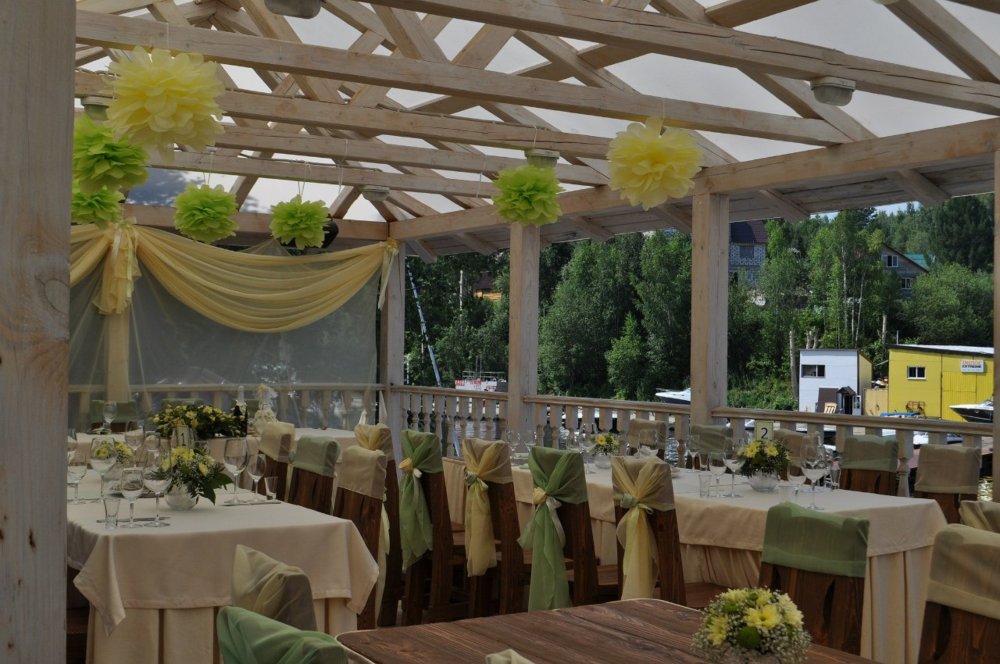 второй этаж летнего кафе