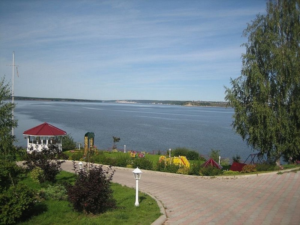 Ухоженная территория с ландшафтным дизайном и видом на воду