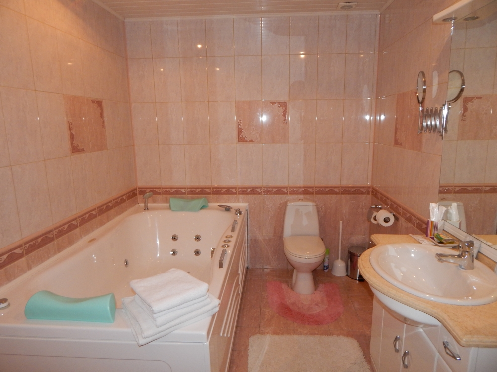 Номер для молодожен, джакузи