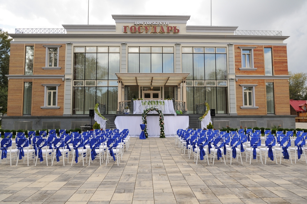 Выездная регистрация у здания