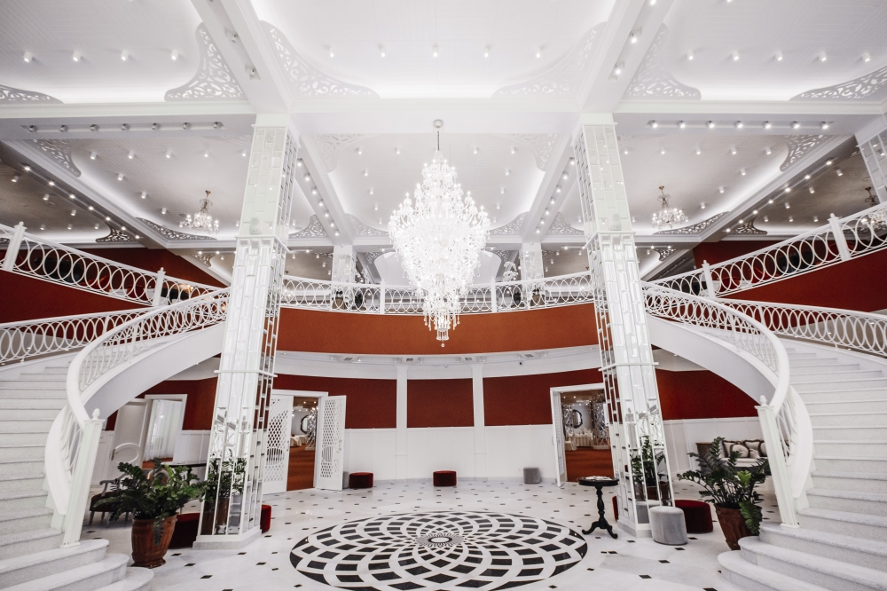 Просторное фойе