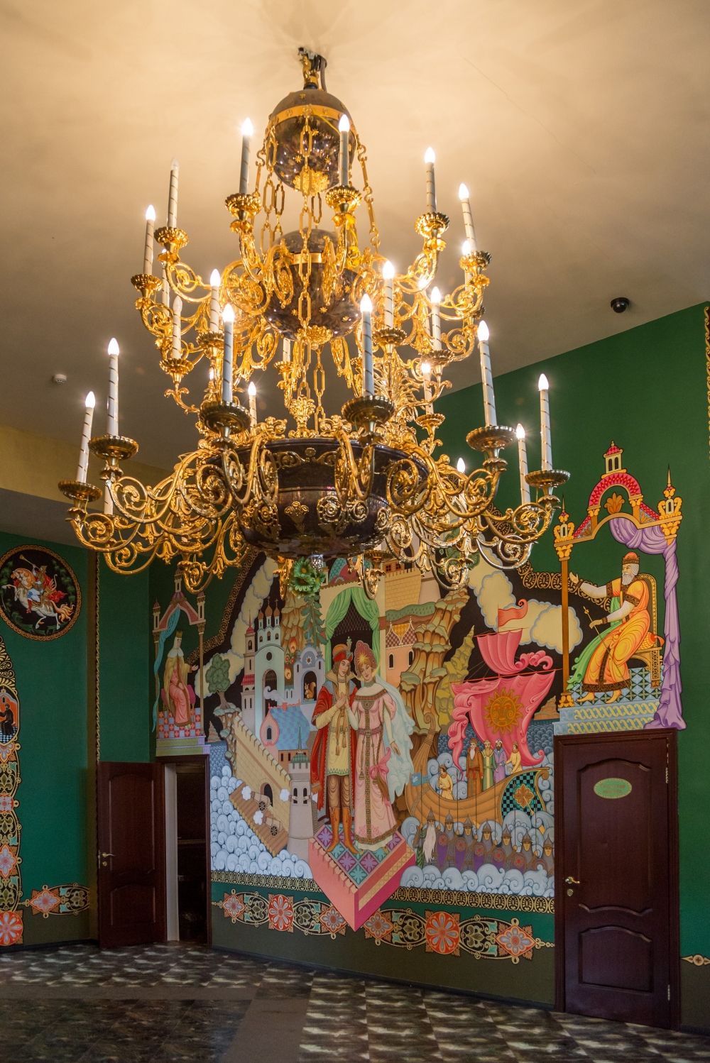 Попадая в шикарный зал, Вы буквально с первых же секунд ощутите особую атмосферу придворного бала XVIII- XIX веков. Изящные колонны,широкие лестницы из белого мрамора и перилами превращают этот зал в часть великолепного царского Дворца.