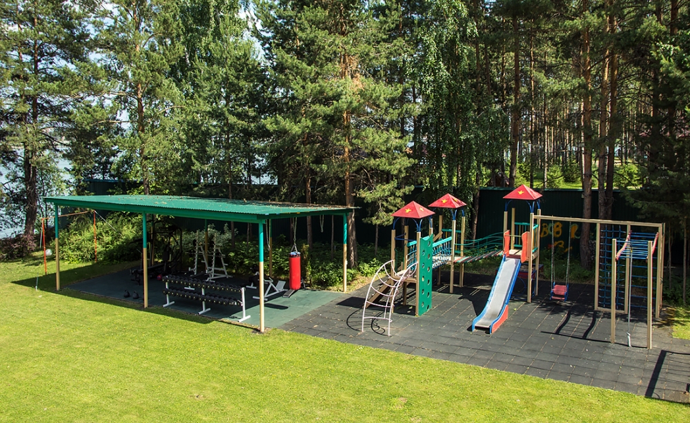 Детская площадка и тренажерный комплекс на свежем воздухе